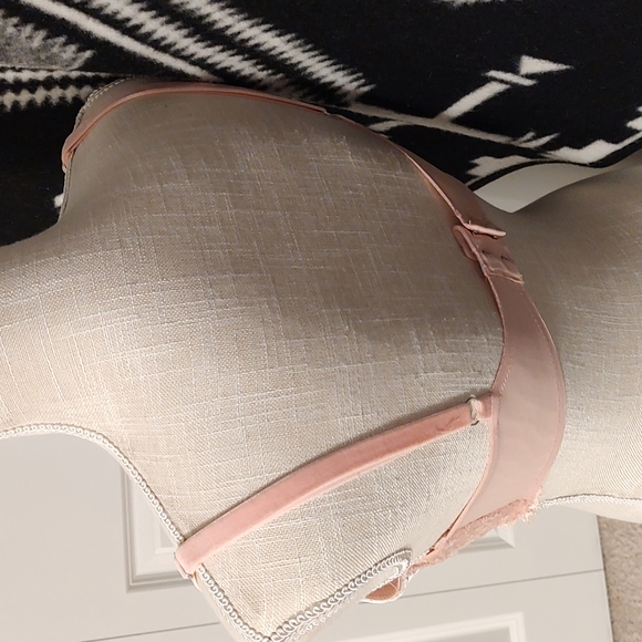 💕 EUC Victoria's Secret Ladies/Teens Push Up Without Padding Underwire Bra, 34C - Picture 6 of 11